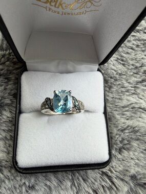 BEAUTIFUL 925 sterling silver & blue topaz ring.